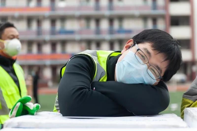 志愿者賈威：“累了，趴下歇會(huì)兒”